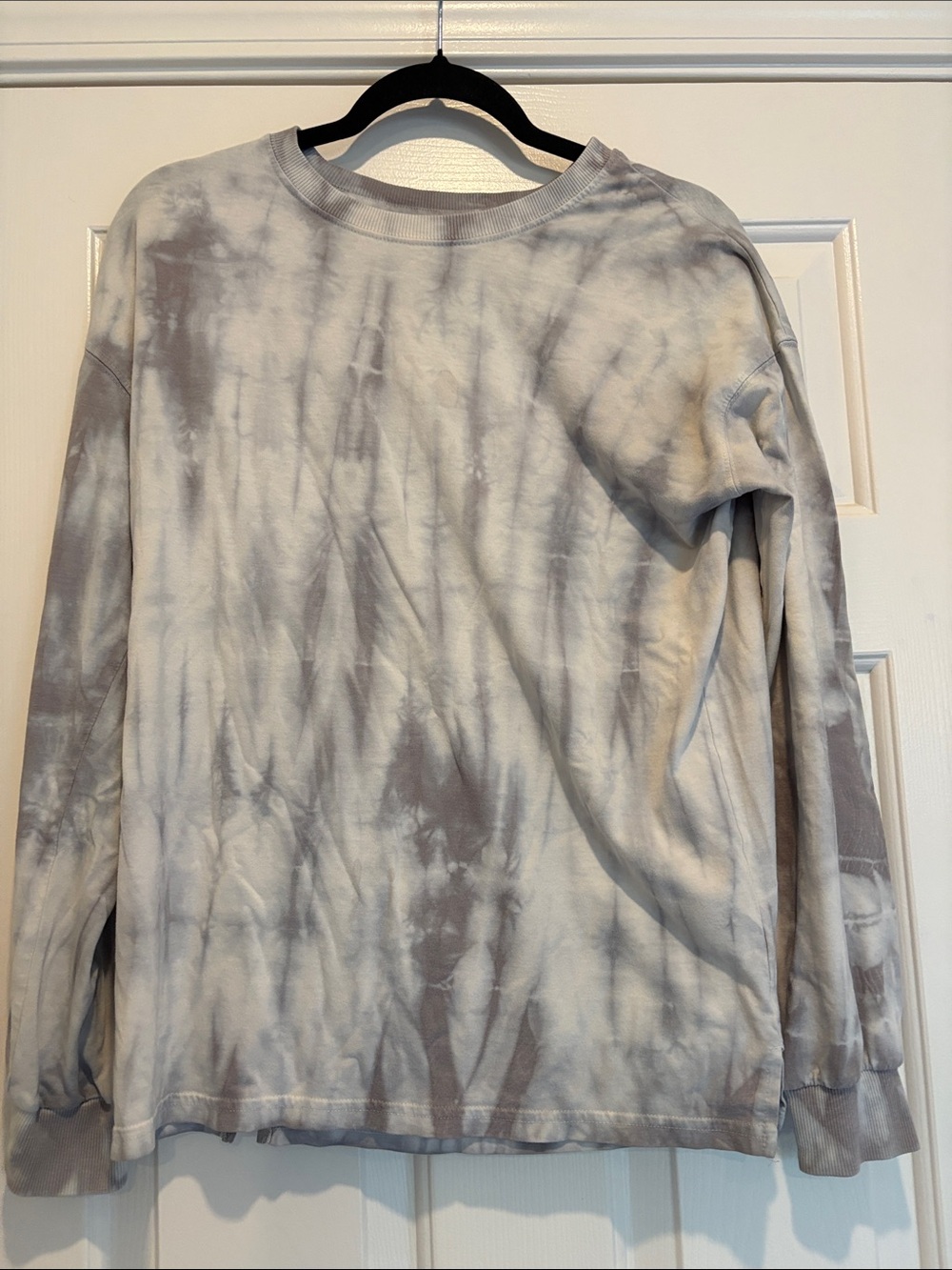 SO Womens Gray and White Tie-Dye Long Sleeve Shirt